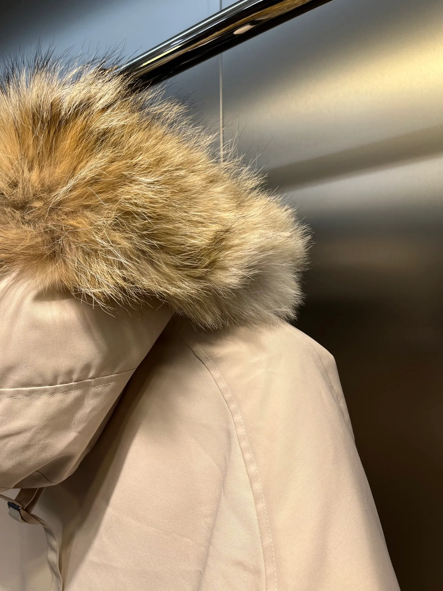 P720 high-end version (new version of Big Goose 01) Canada Goose Canada Goose #Chilliwack 7999M bomber jacket short down jacket/01 model #Men and Women Same Style# ➖ Genuine synchronous anti-counterfeiting chip sensor! ➖ Imported 21S polyester-cotton blended original fabric [last year’s 16S/18S hard fabrics have been completely eliminated, this year all use 21S genuine synchronous fabrics, the soft mid-strap feels delicate and textured], genuine synchronous Feather-Light 10D waterproof coating fabric, made of 84.5 polyester fiber and 15.5 cotton, 100% the best feel in the entire network! ➖ The genuine official website is synchronized with the national standard 80 white duck down, you can check the official website customer service, there will never be a series of misleading claims such as 90 down or goose down! ➖ Using the best nylon lining with double double-layer sealing design, velvet-proof No. 7 needle + grid-filled down ready-made garments, there is 100% no so-called velvet running! ➖ The cuffs are designed with thickened seamless threads, and the collar and pockets are lined with top-quality polar fleece to keep you warm and comfortable! ➖ Yoshida YKK provides original custom-made electroplated sliders. YKK two-way lockable zippers are tight and smooth and will not peel off paint! ➖ 3M composite guarantees that the Velcro is the same as the original, durable, and all accessories and hardware are custom-made! ➖ Imported BEHRINGER embroidery machine to customize the 10,000-needle embroidery logo, 98% of which can be reproduced to restore the original logo. You can check and compare on the official website! ➖ The fur collars are all made of large pieces of Western Canadian blue wolf hide, ensuring that each fur collar is 13-15cm wide!   Size:XS-XXL